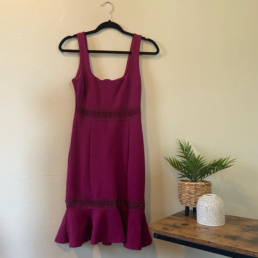 Bodycon dress with see-through lace detail at the waist and hem.